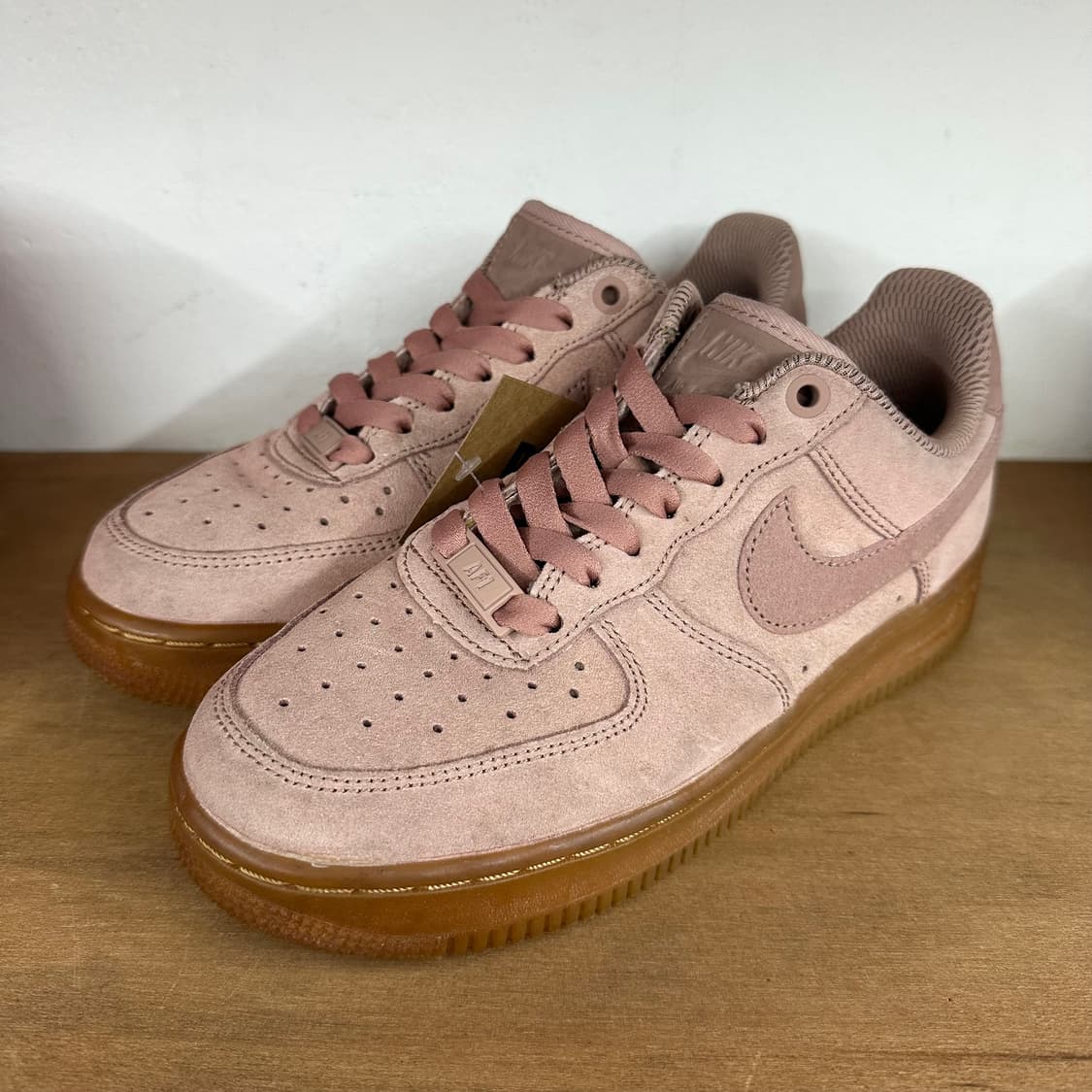 나이키 에어포스 로우 ‘핑크 스웨이드’ 상품이미지1