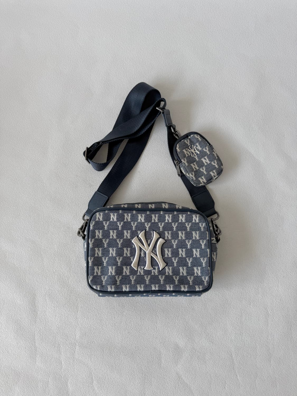 엠엘비(MLB) NY 모노그램 크로스백 상품이미지1