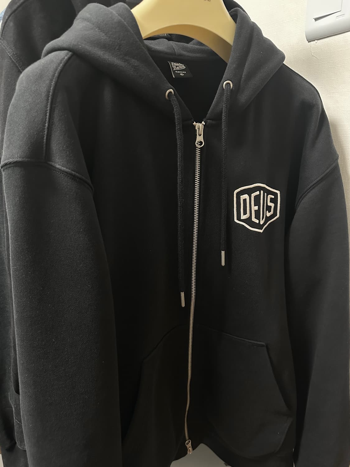 M 데우스 엑스 마키나 서울 컬리지 후드집업 블랙 상품이미지1