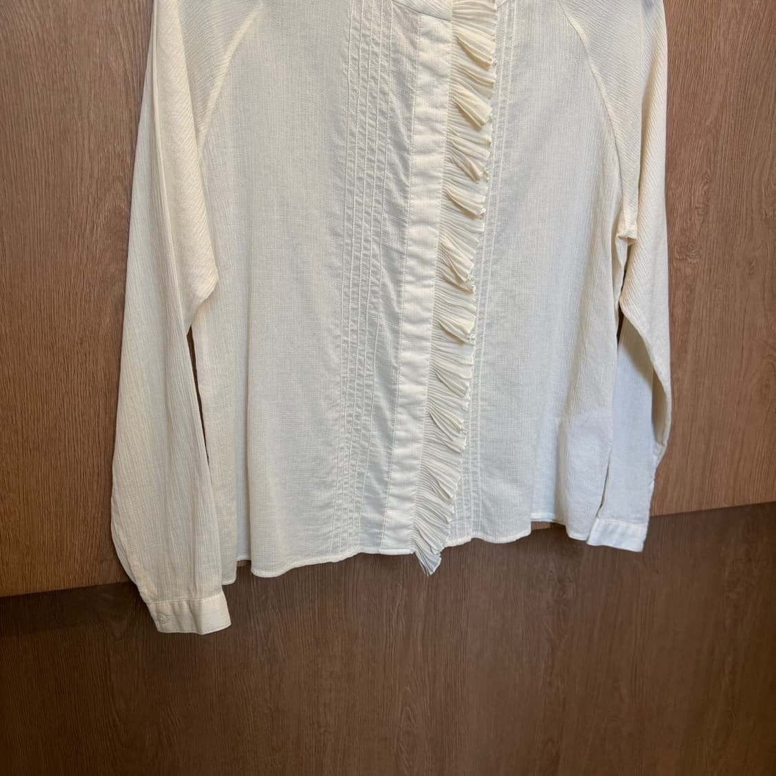 빈티지 블라우스 밴드 카라 셔링 라인 디테일 레귤러핏 아이보리 상품이미지4