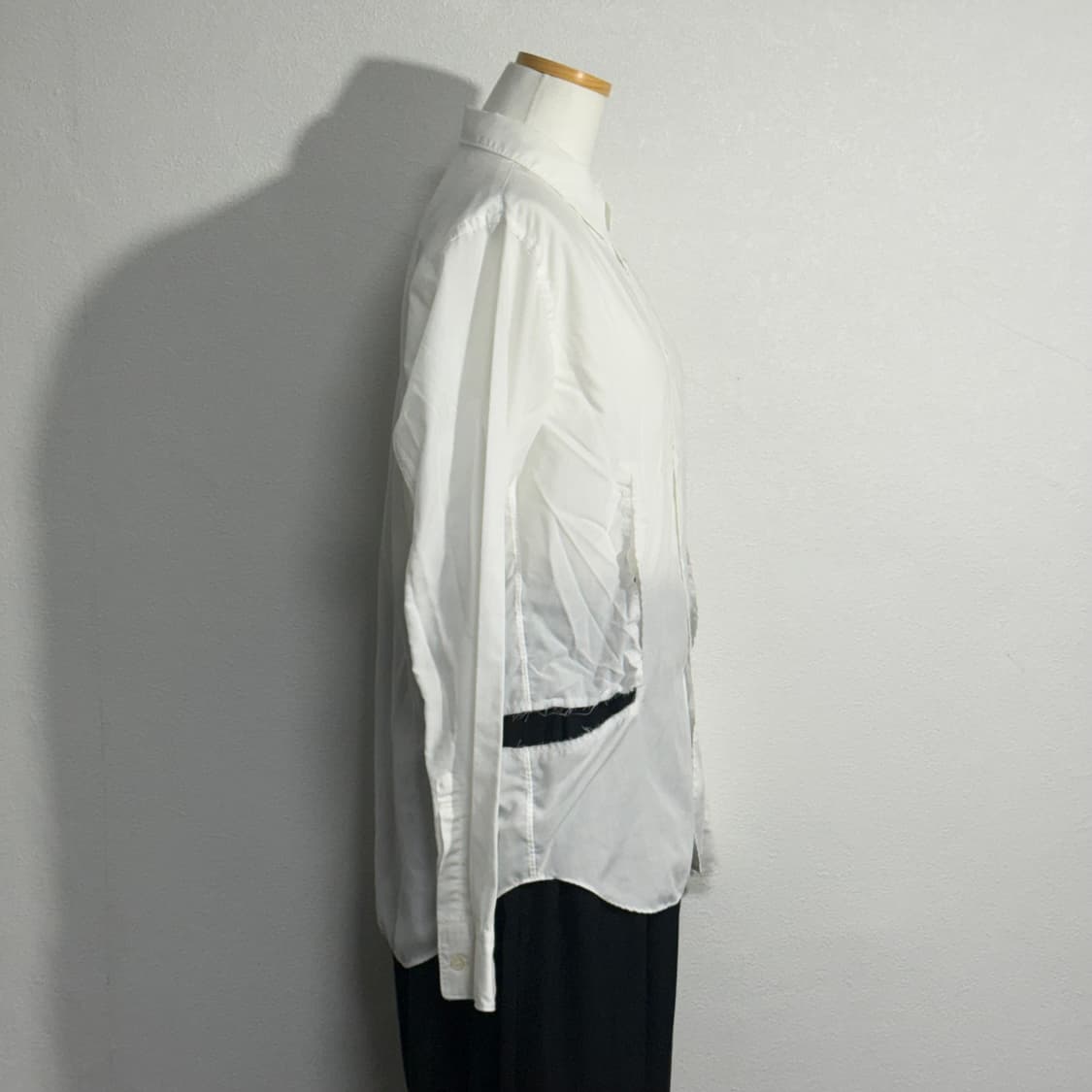 23ss 블랙 꼼데가르송 화이트 컷아웃 셔츠 s 상품이미지3