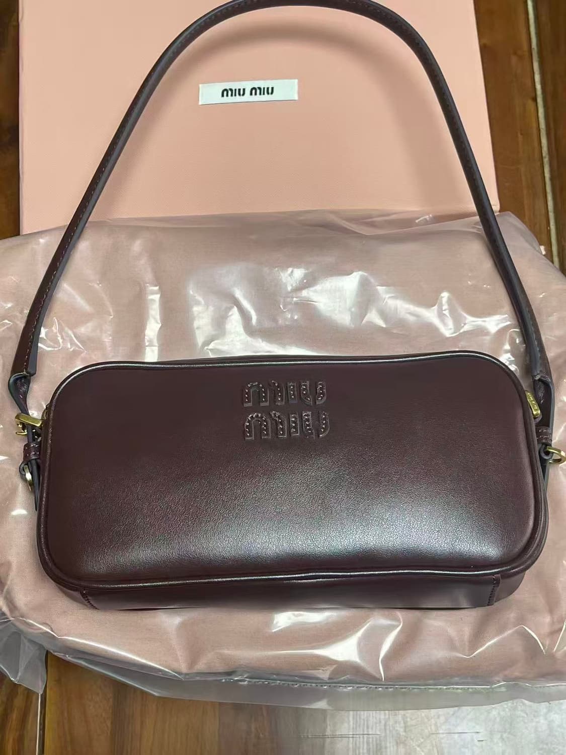 미우 미우 가죽 탑 핸들백 상품이미지1