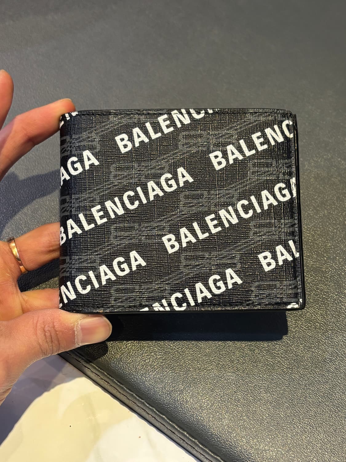 발렌시아가 BB 모노그램 로고 반지갑 블랙 상품이미지2