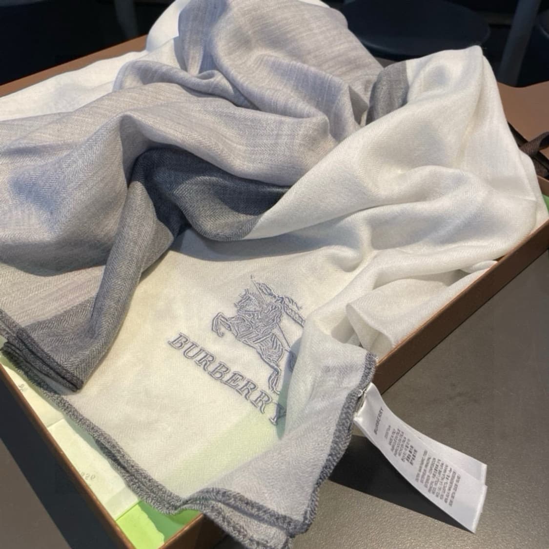 버버리숙녀 리버서블 스카프100% 램스울
 상품이미지3