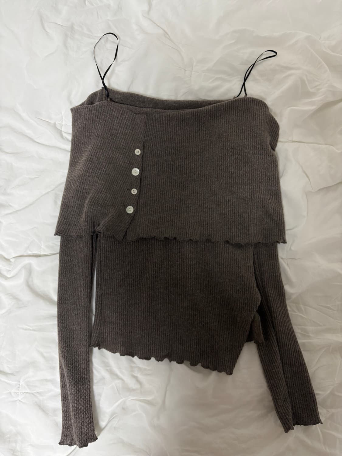 KATE BUTTON OFF-SHOULDER T - 3 COLO R 상품이미지3