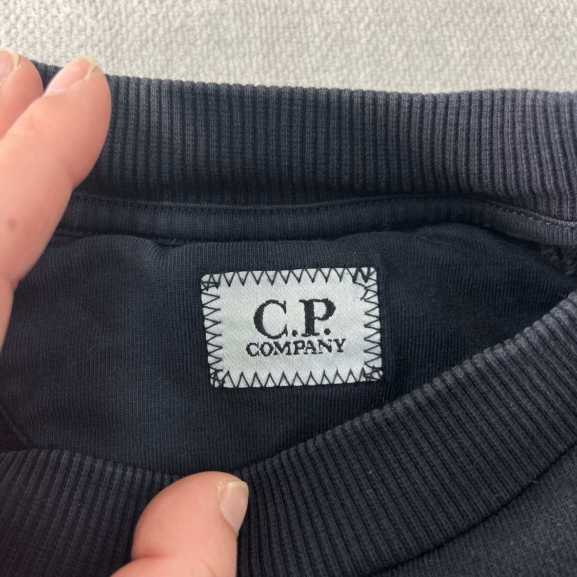 100 cp컴퍼니 고글 센터 자수로고 맨투맨  상품이미지3