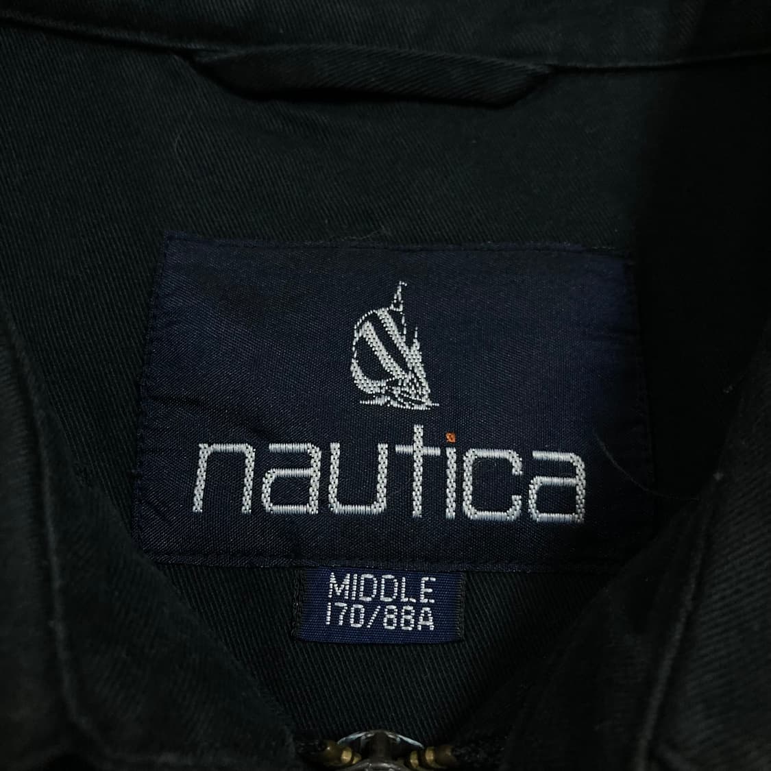 노티카 스몰 로고 블랙 스윙톱 자켓 상품이미지3