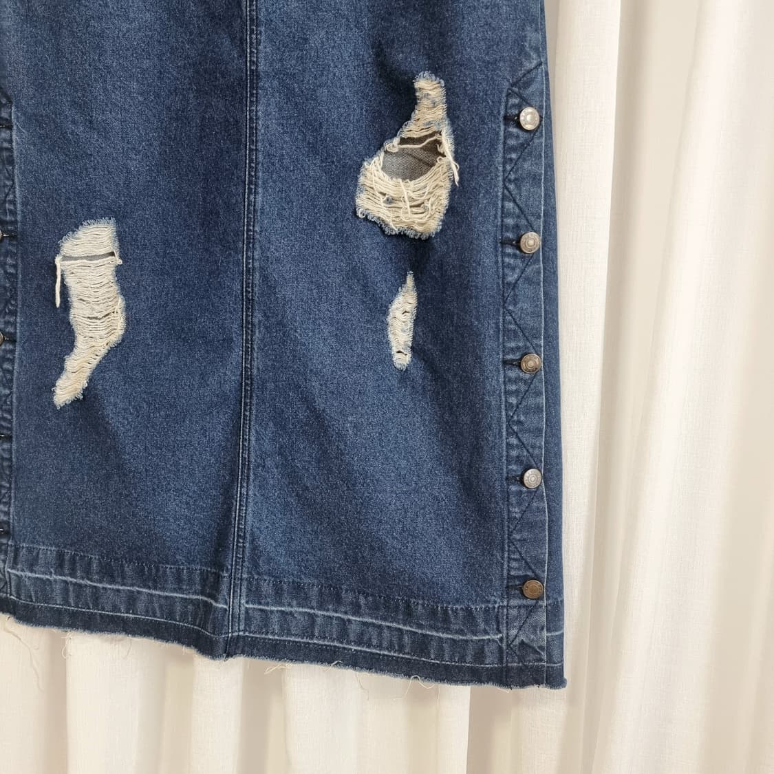 SJYP 코팅데님 배색 데미지 사이드버튼 롱스커트 (25인치/표기S) 상품이미지4