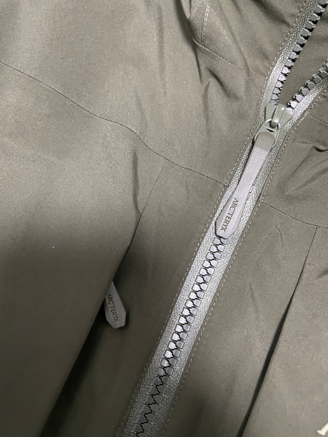 아크테릭스 피션 SV M사이즈 카키색 판매합니다. 상품이미지5