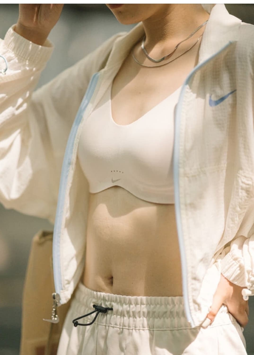 여성 2022 나이키 경량 우븐 크롭 자켓 바람막이 트레이닝복 러닝복 상품이미지4