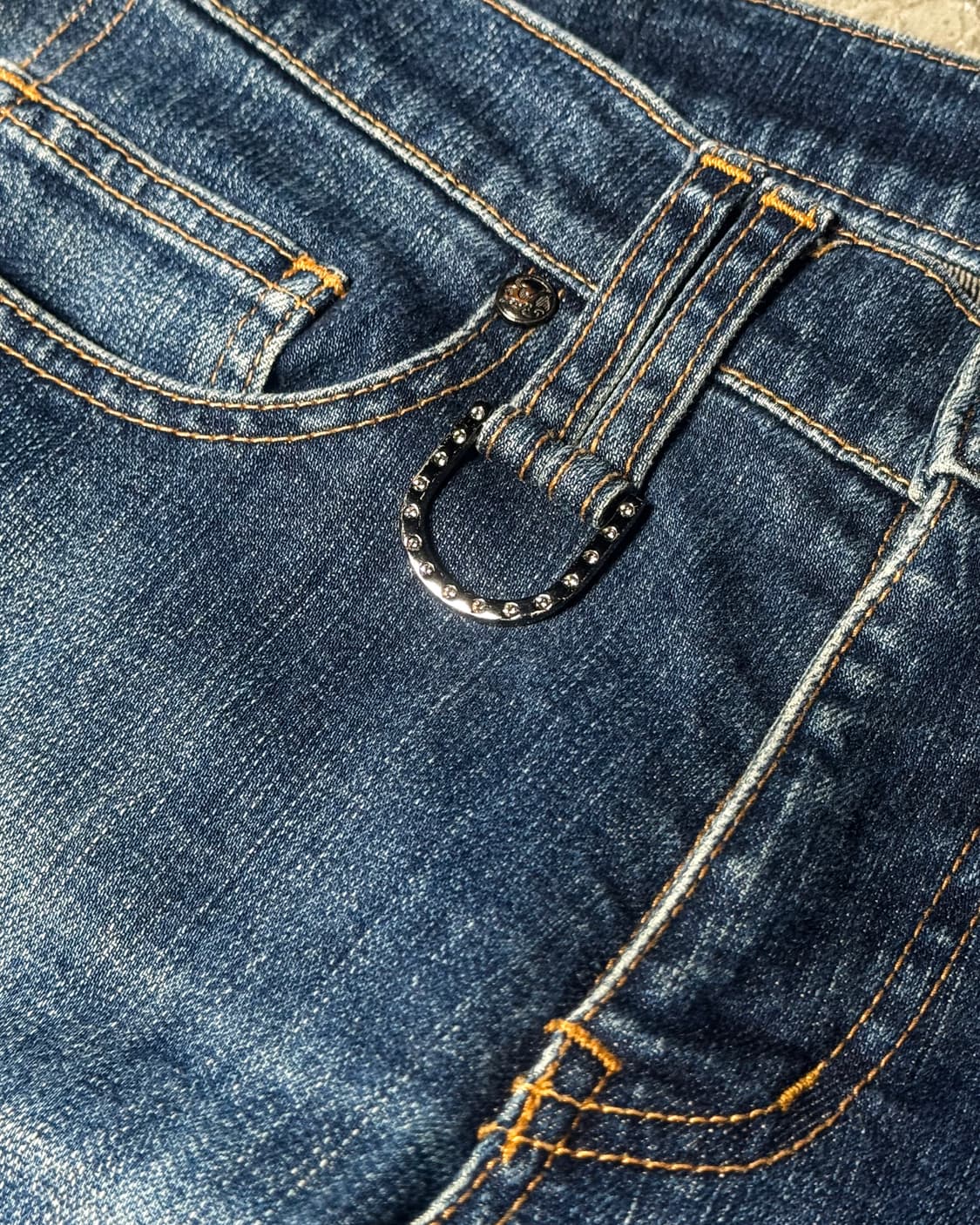 ROEN – Skull Leather Patch Denim Pants   상품이미지7