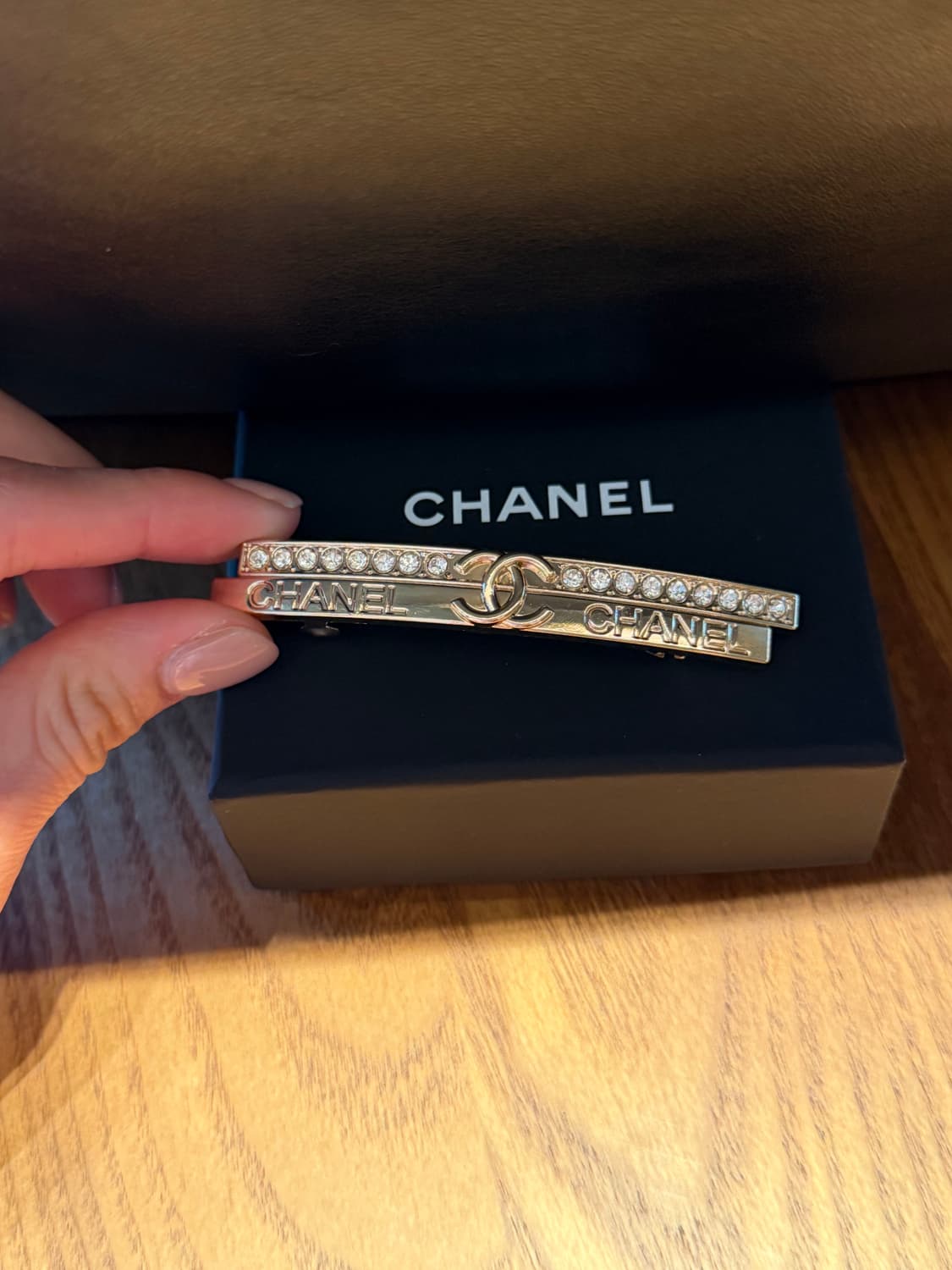 샤넬 업사이클링 CC 크리스탈 골드 헤어핀 상품이미지3