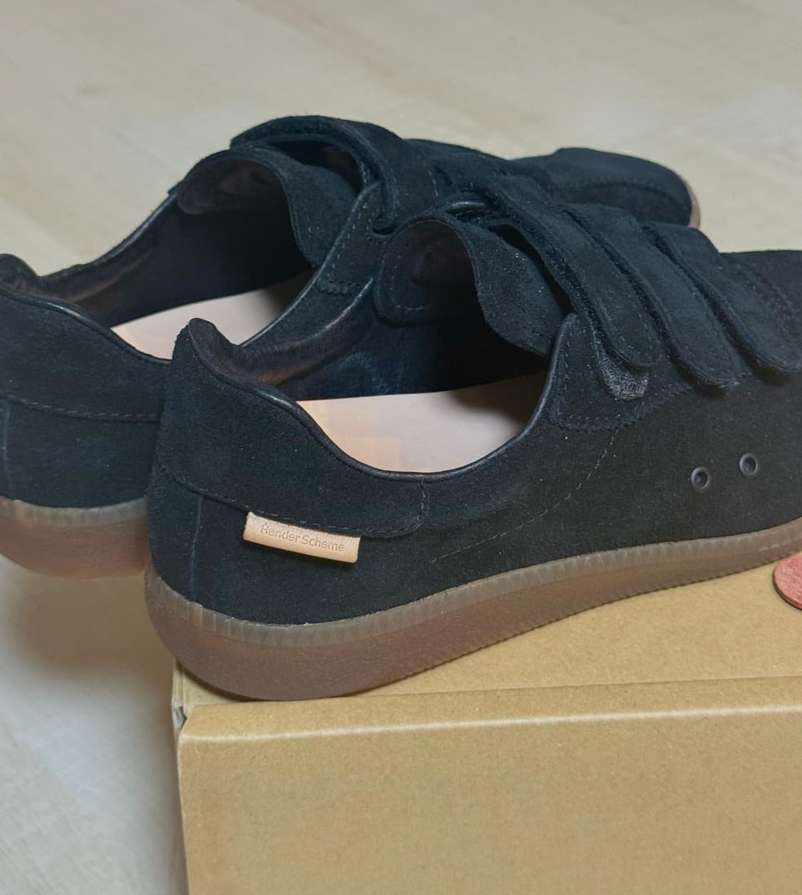 헨더스킴  스웨이드 스니커즈 판매합니다. 피 상품이미지3