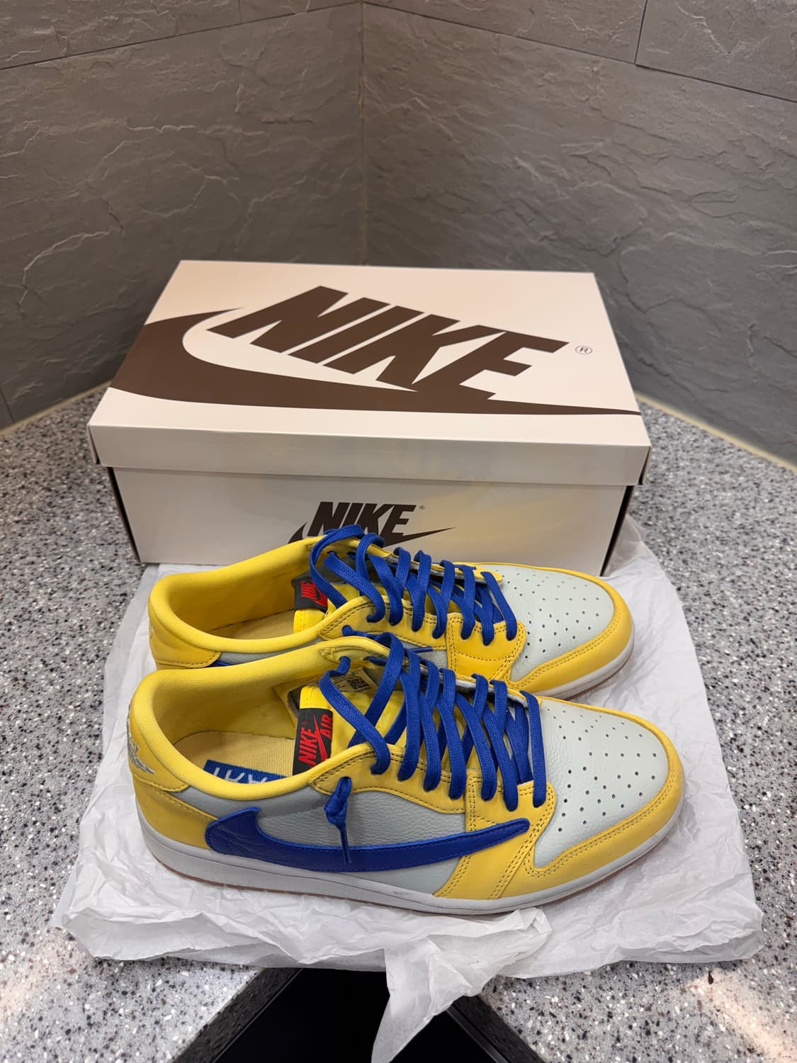 조던 x 트레비스 스캇 레트로 로우 OG SP 카나리 상품이미지1