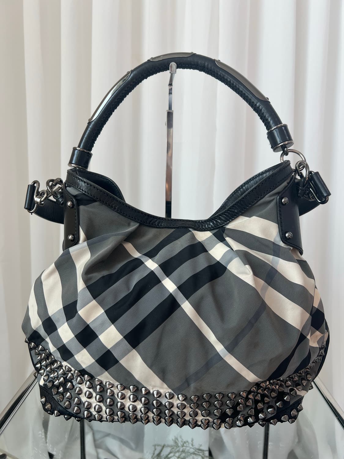 버버리 체크 스터드 호보백 상품이미지4