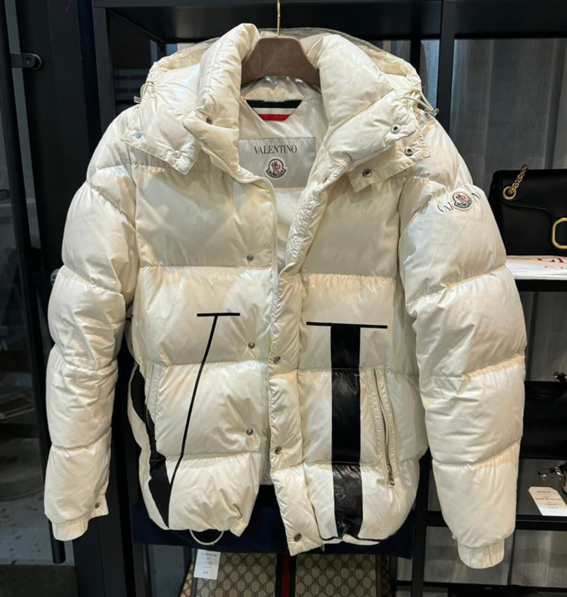 [정품] 발렌티노 × 몽클레어 VLTN 레터링 화이트 패딩 M 상품이미지1