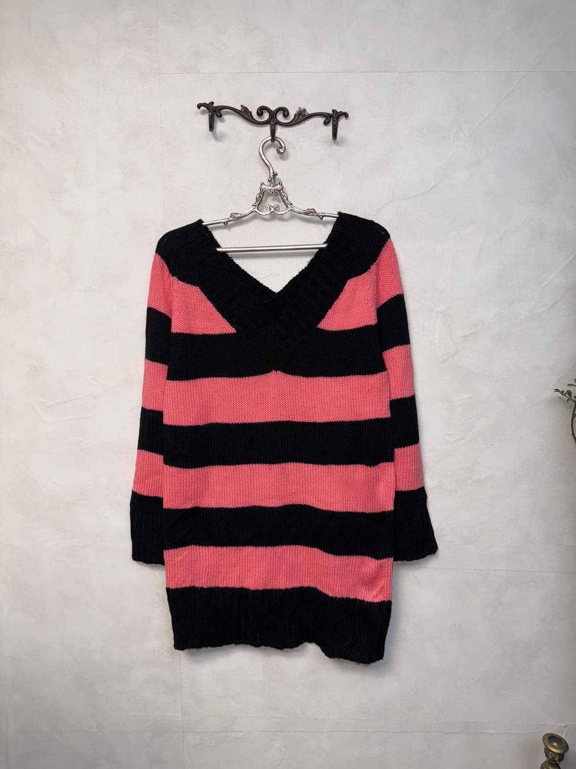 Black pink stripe v neck knit ops 상품이미지4