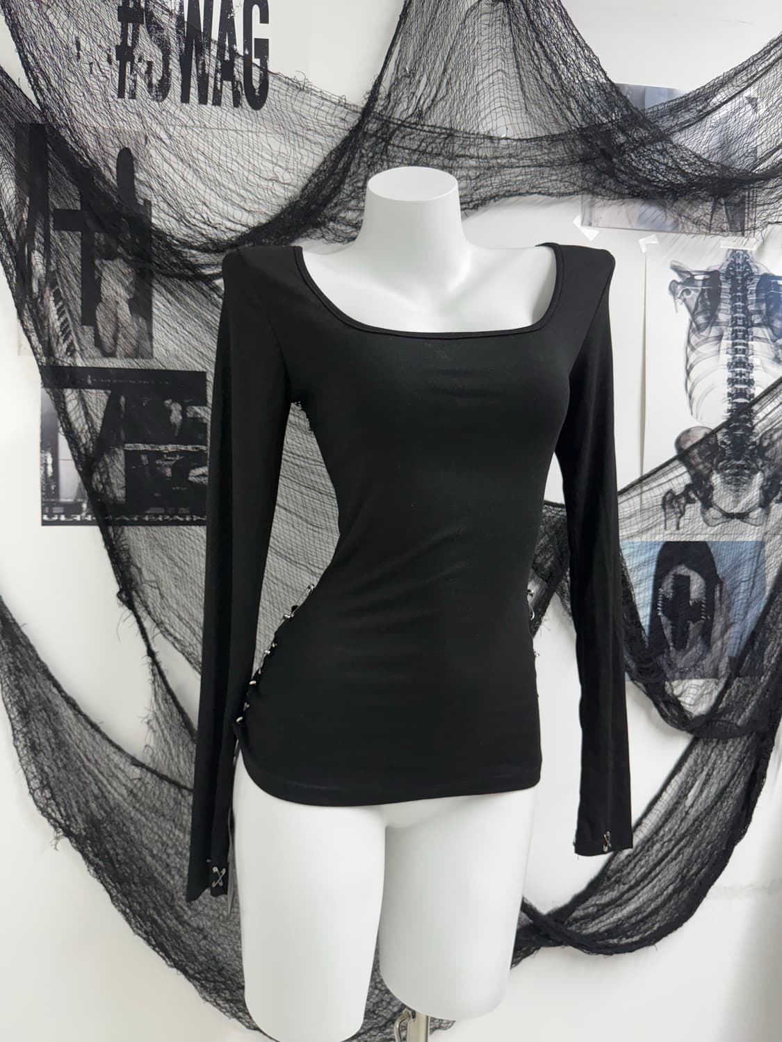 Gothic pin detailed longsleeve 상품이미지2