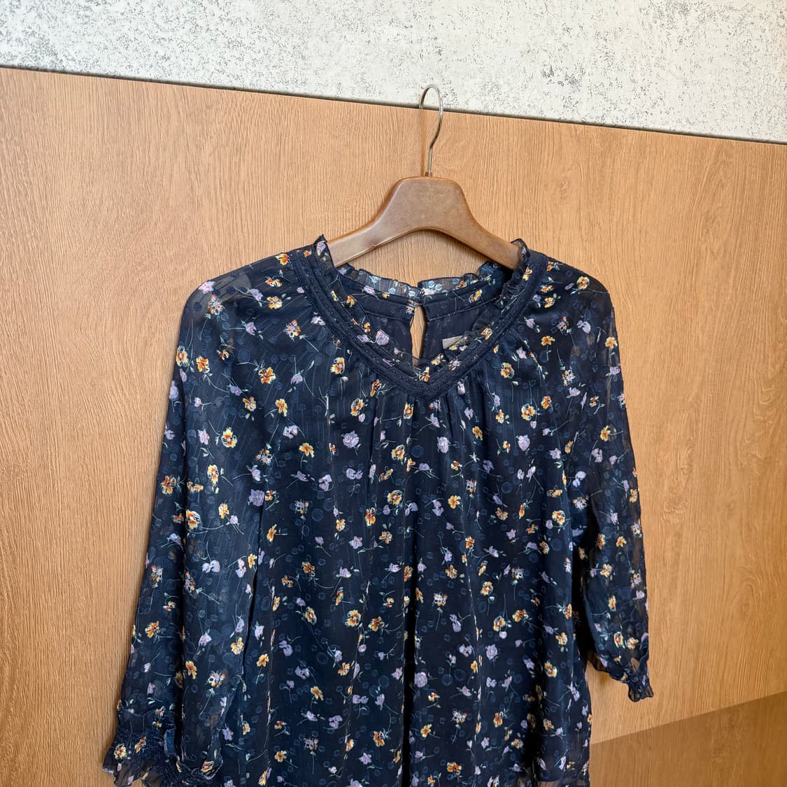 BCBG 브이넥 롱슬리브 블라우스 플라워 패턴 디테일 루즈핏 네이비 상품이미지7