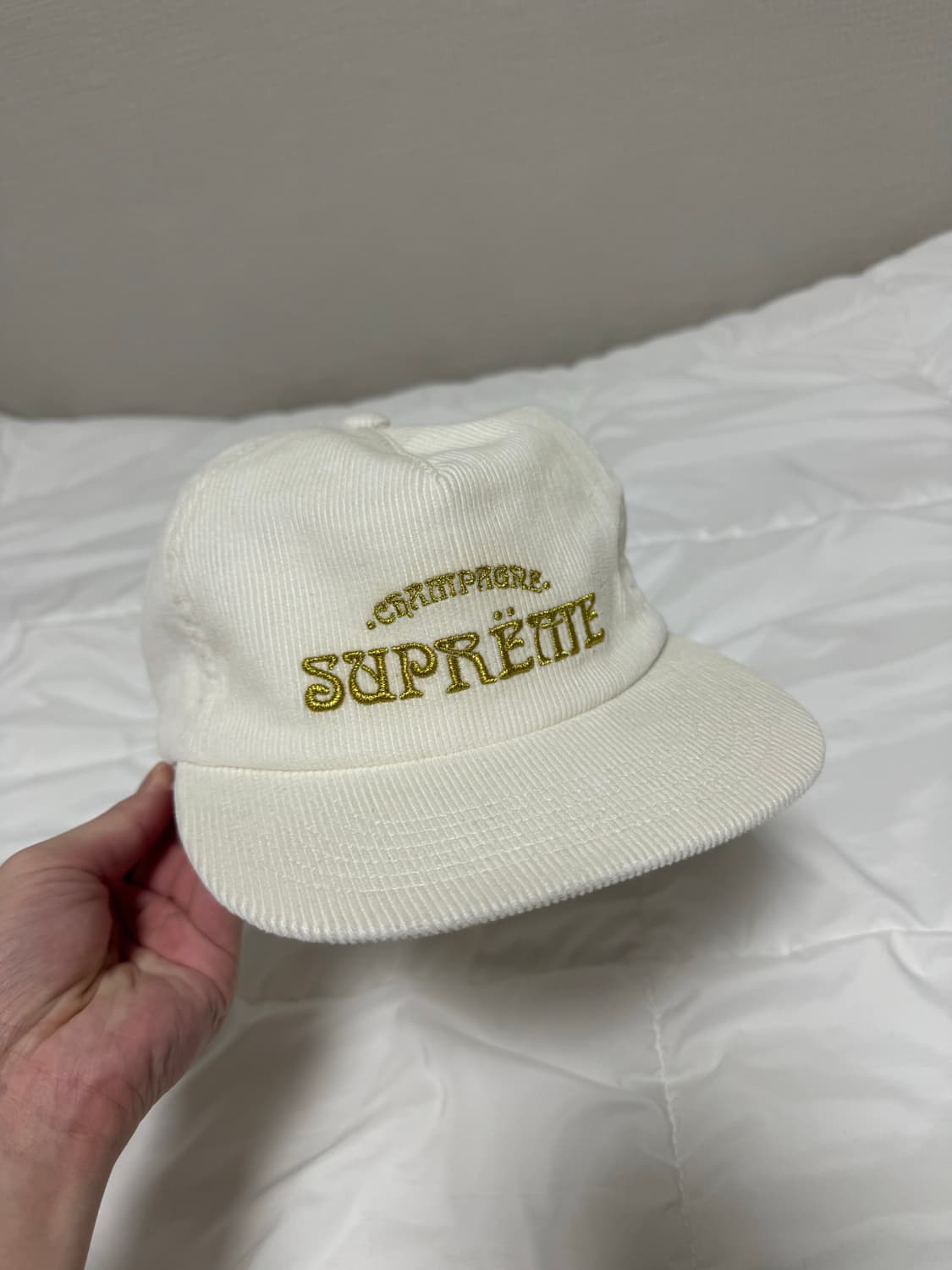 슈프림 supreme 화이트 골덴 캡 판매합니다. 상품이미지1