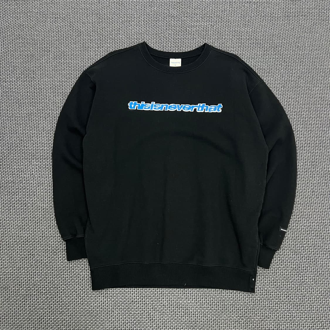 디스이즈네버댓 블랙 맨투맨 상품이미지1