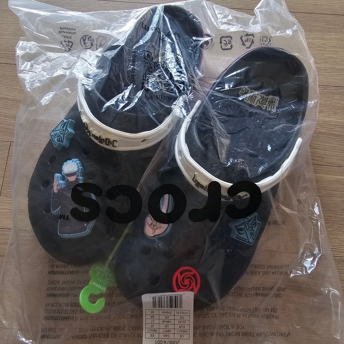 270 새제품) 크록스 주술회전 클래식 클로그 블랙 208874-001 상품이미지3