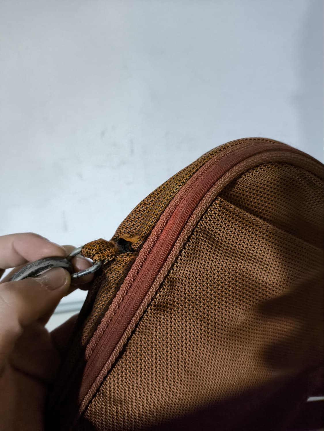 투미 티테크 미니크로스백 상품이미지4