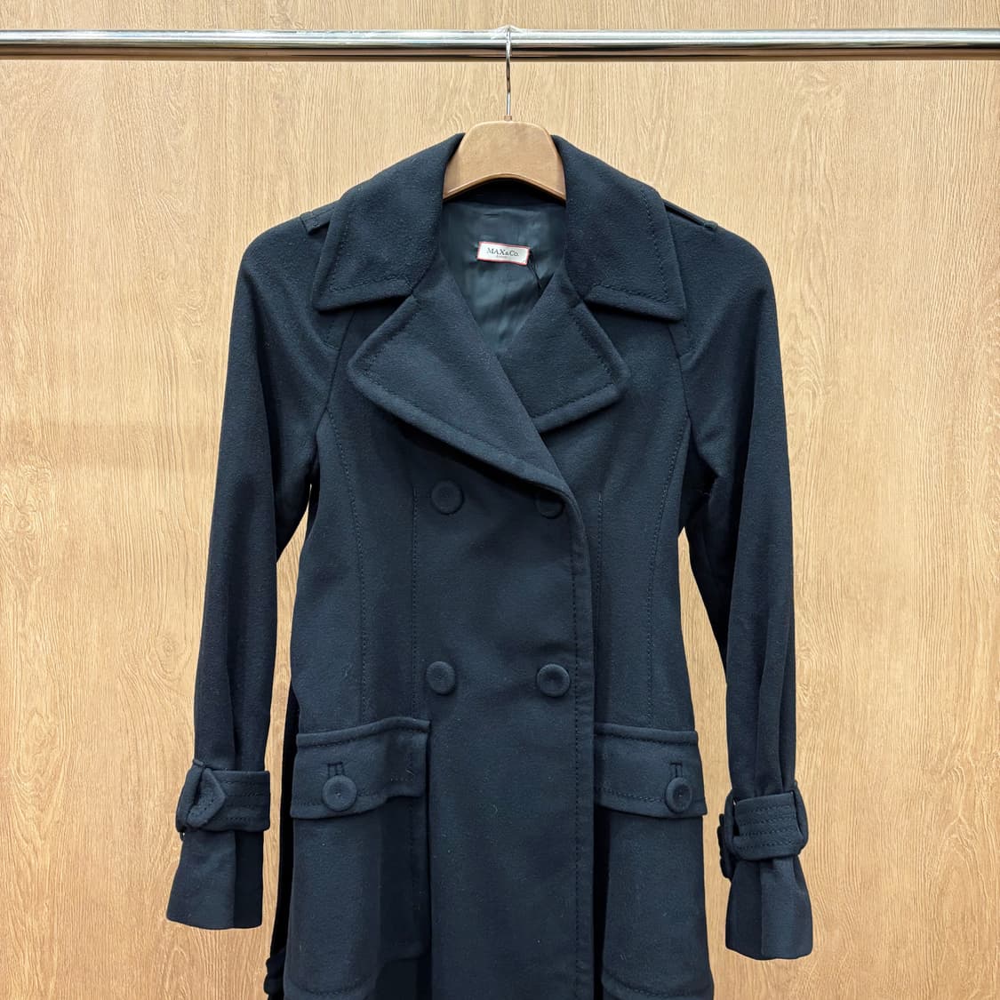 막스앤코 롱 코트 더블 브레스티드 커프스 노치드 라펠 벨트 디테일 블랙 상품이미지4