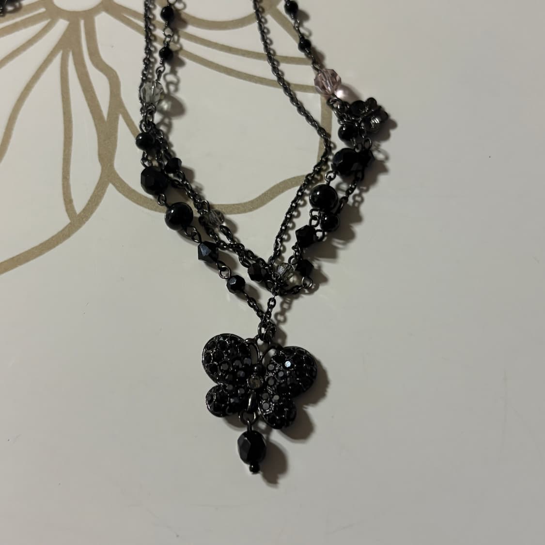 안나수이 블랙 나비 목걸이 상품이미지2