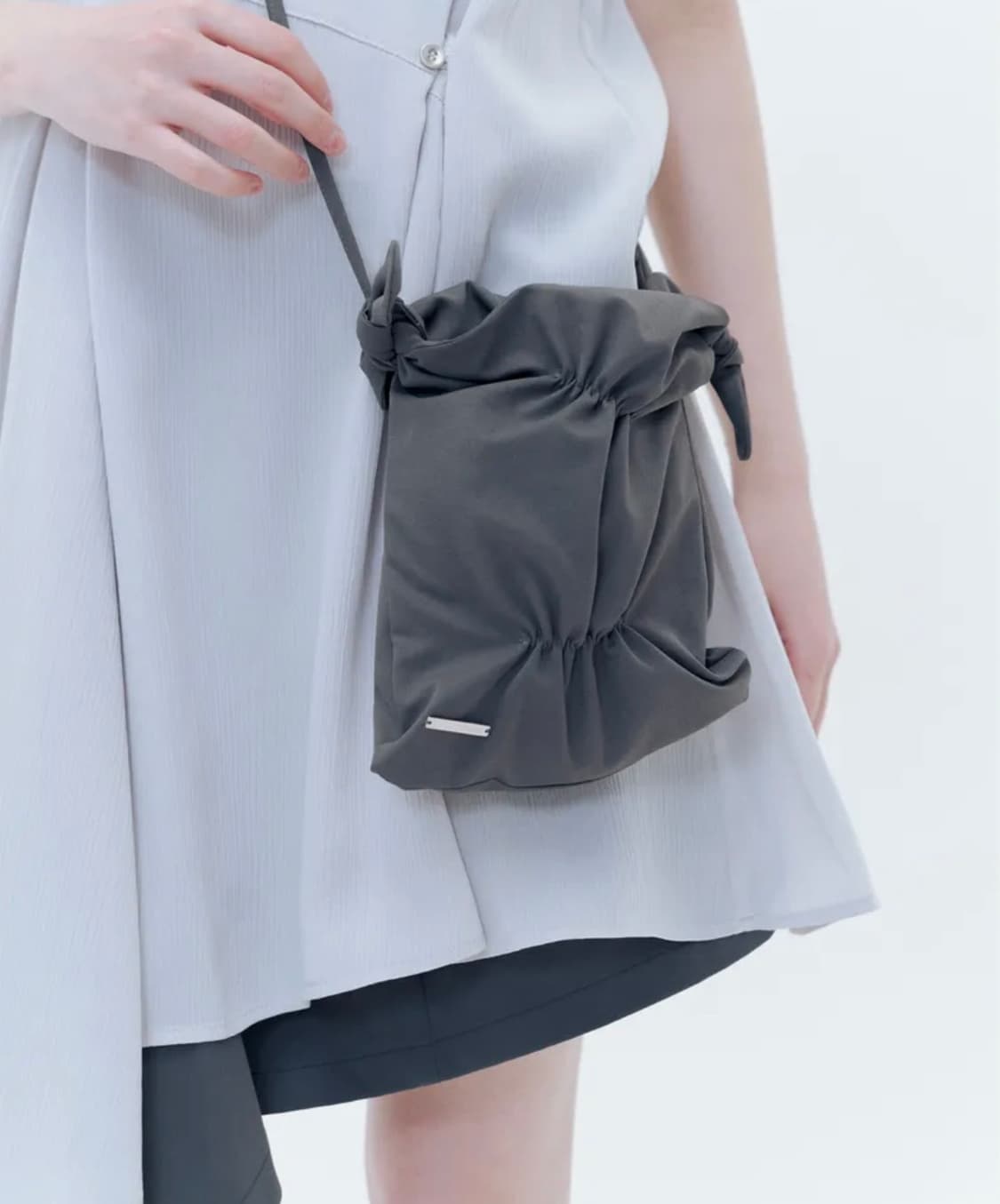 미세키서울 셔링 미니 크로스백 차콜 상품이미지1