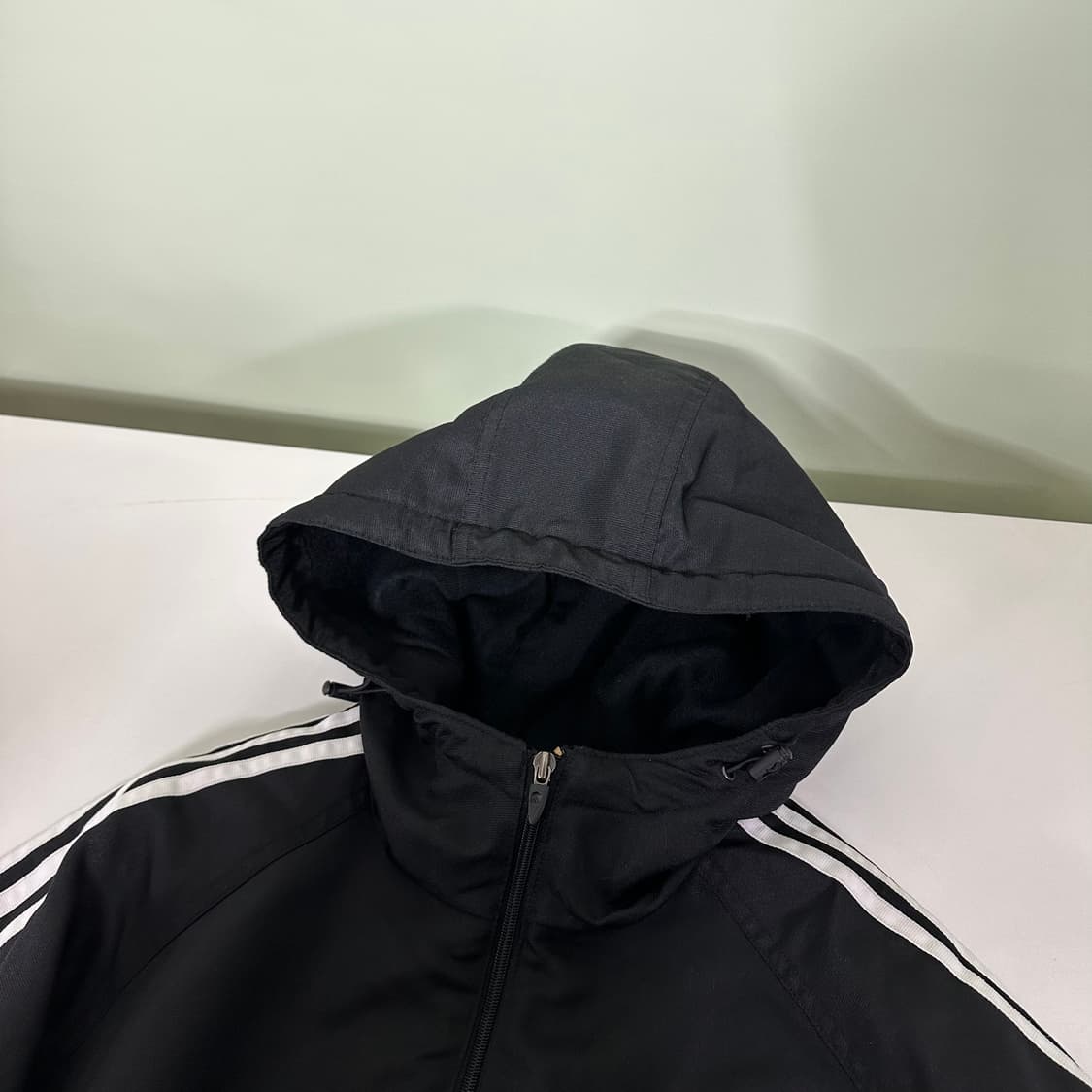 100 아디다스 블랙 백로고 벤치코트 돕바 상품이미지5