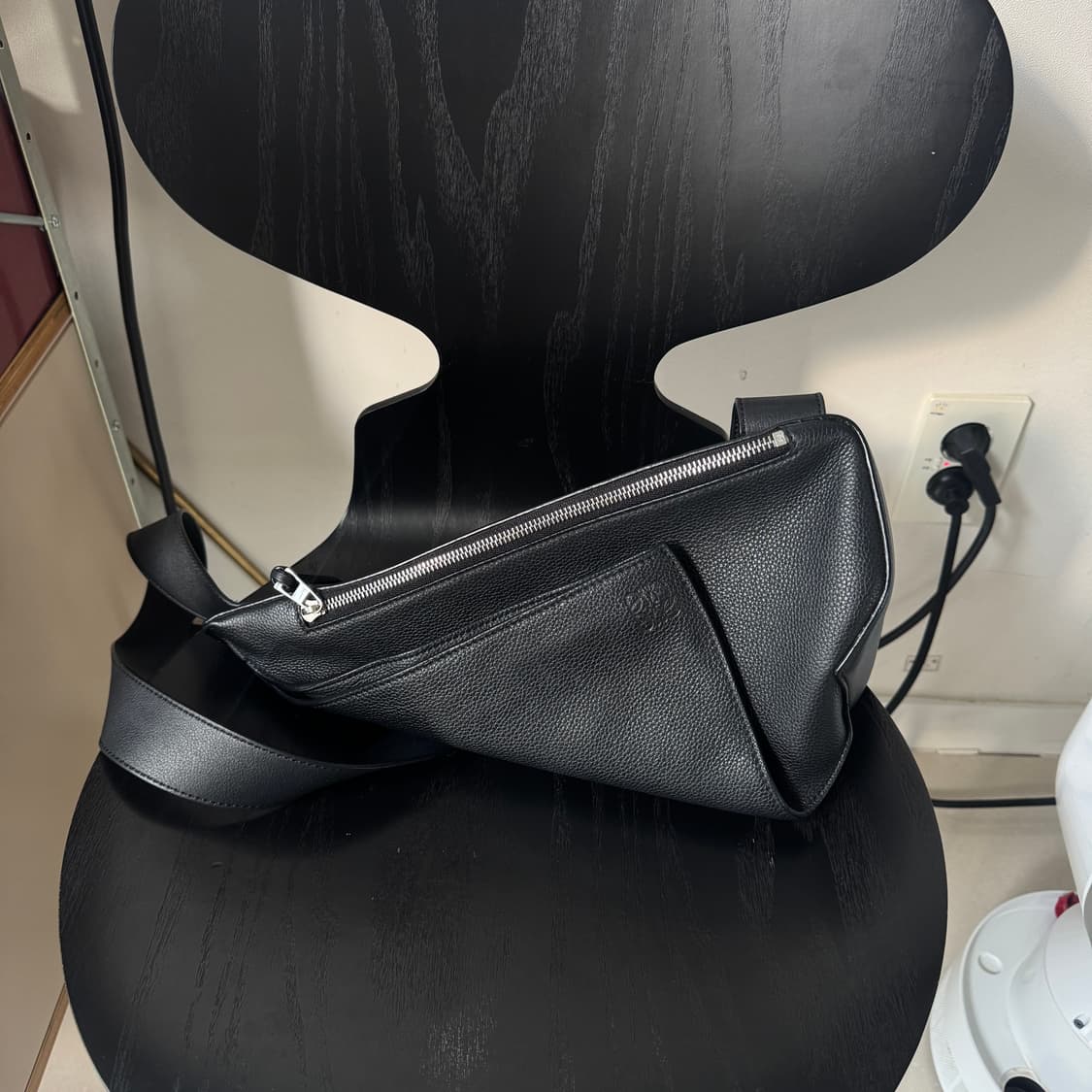 로에베 안톤 슬링백 스몰 블랙  상품이미지3