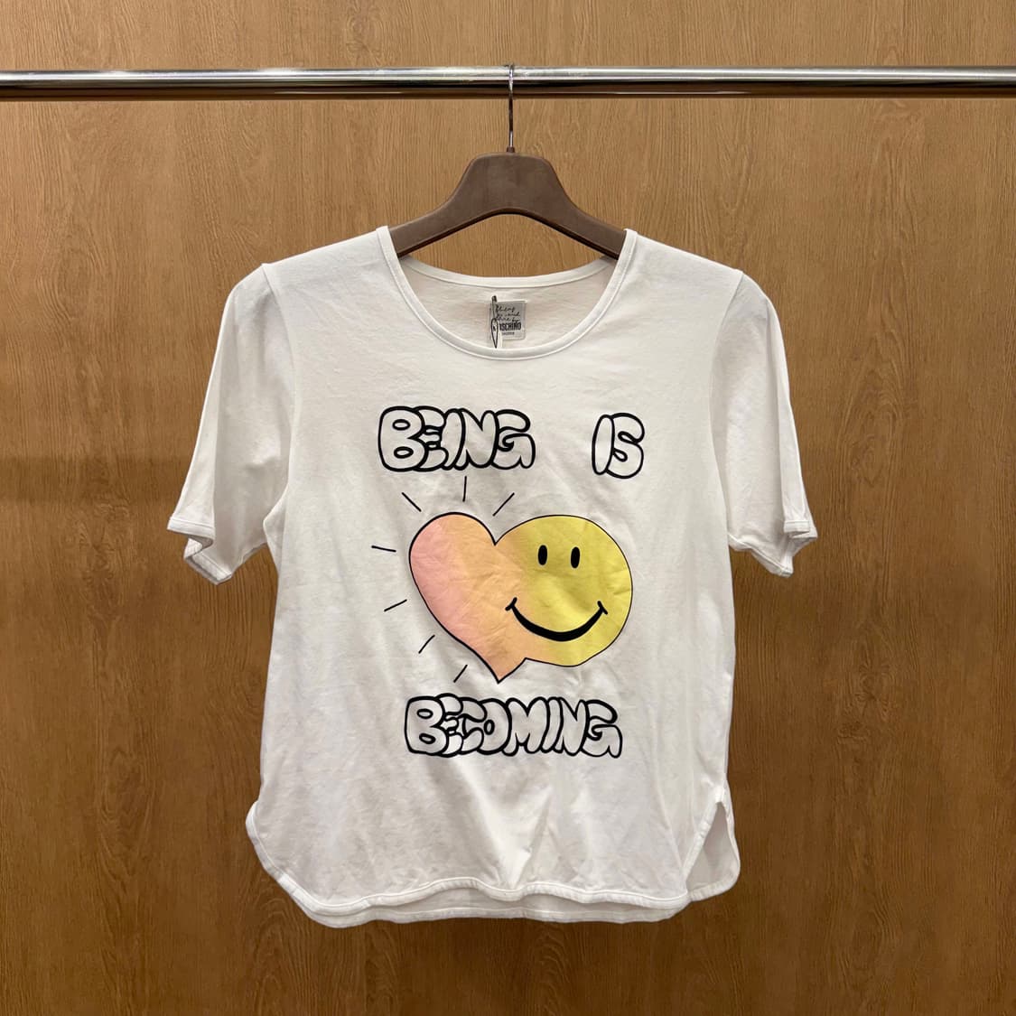 모스키노 반팔 티셔츠 하트 스마일 그래픽 디테일 레귤러핏 화이트 상품이미지2