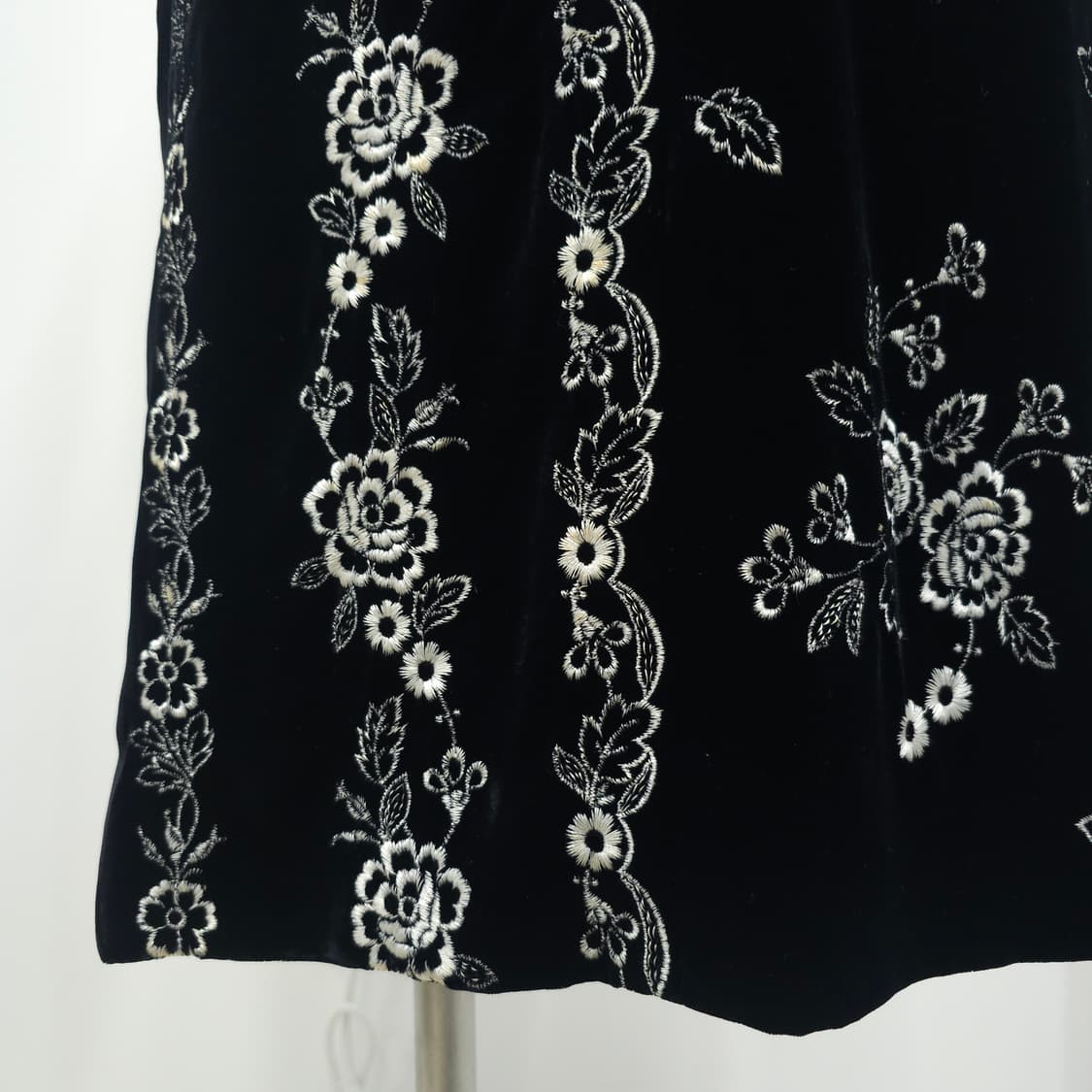 블랙 벨벳 화이트 플라워 자수 원피스 상품이미지9