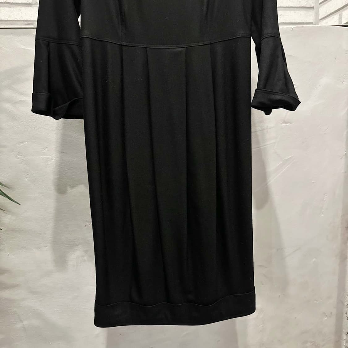 버버리 미디 원피스 라운드넥 7부 플레어 소매 플리츠 디테일 블랙 상품이미지5