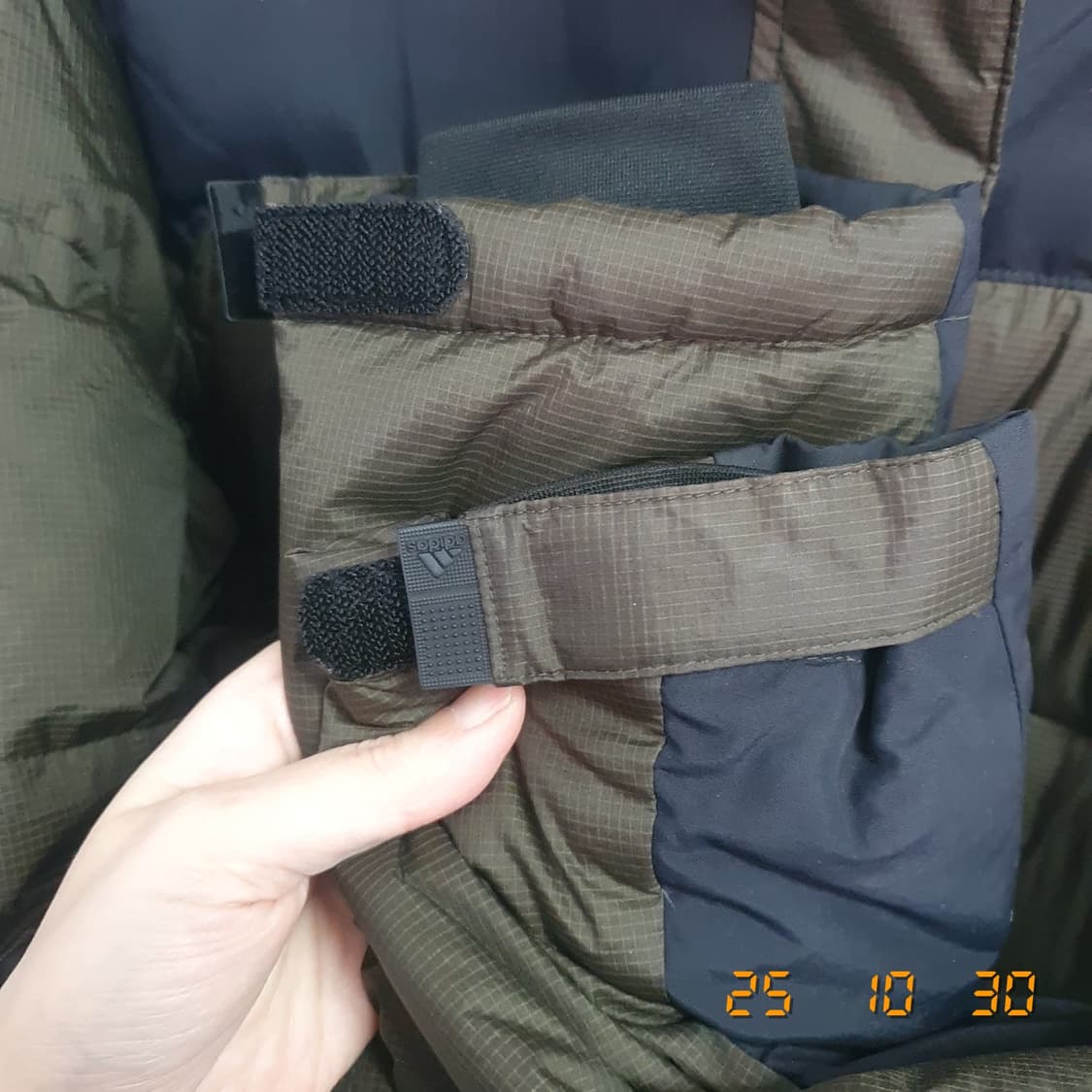 아디다스 구스다운 롱패딩 카키블랙 95 모자분리형 상품이미지4