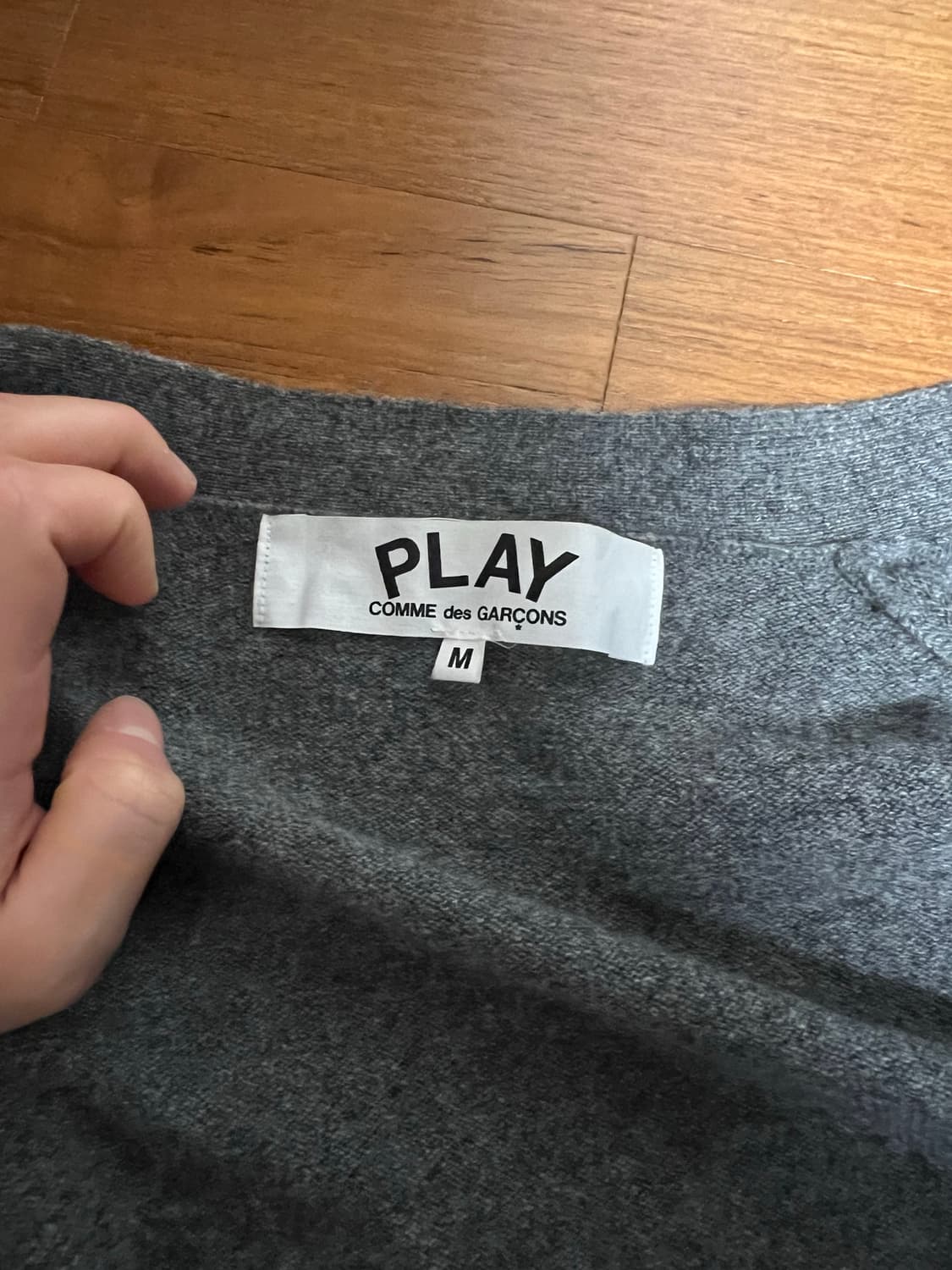 꼼데가르송 차콜 그레이 레드와펜 m 울 가디건 상품이미지10