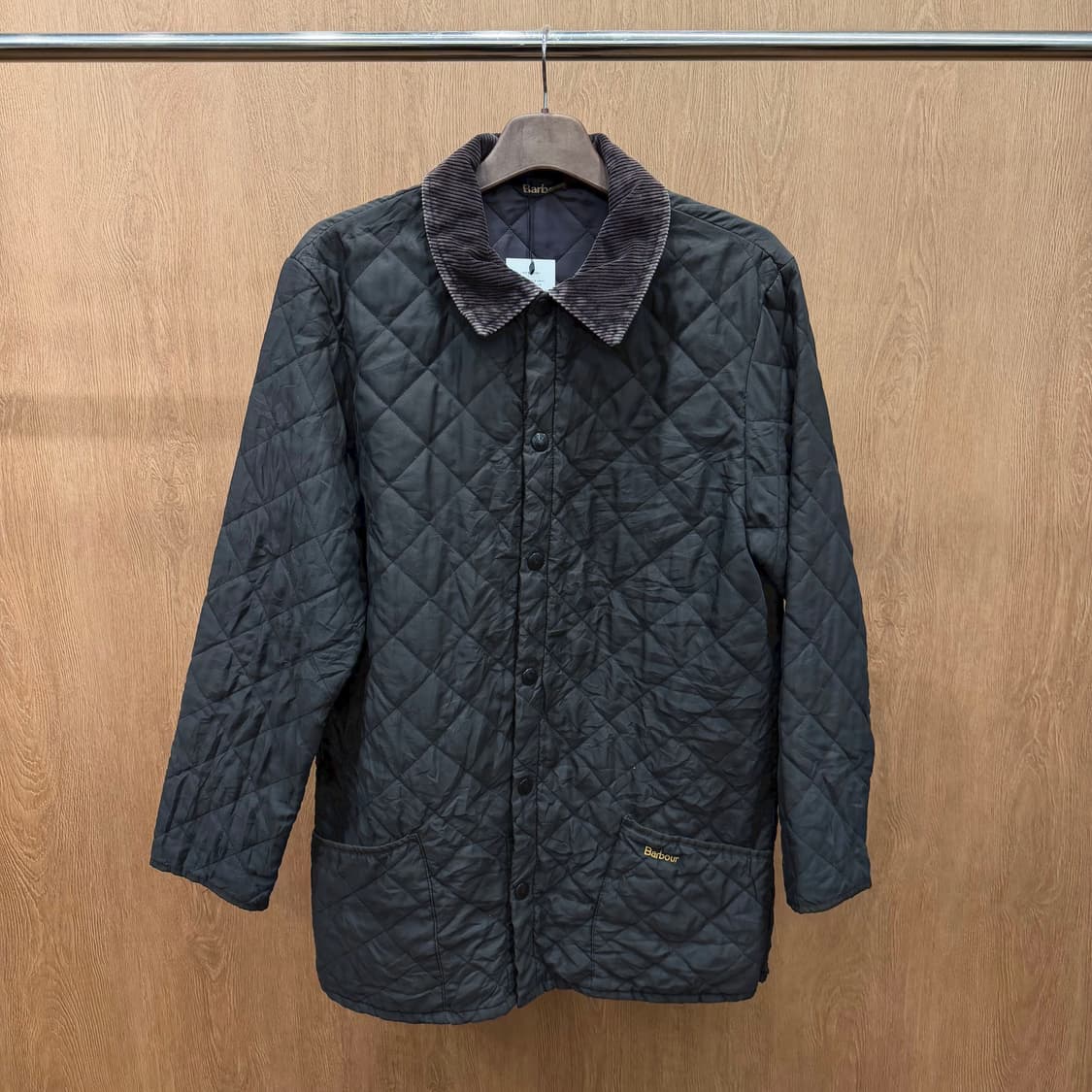 바버 경량 퀄팅 자켓 코듀로이 카라 스냅 버튼 패치 포켓 디테일 브라운 상품이미지2