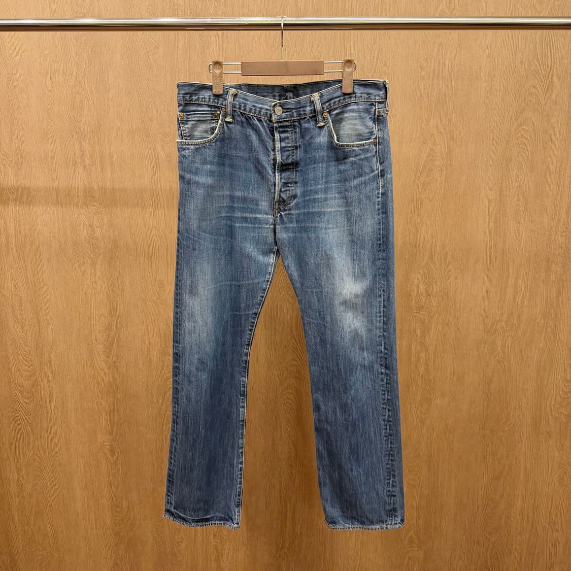 리바이스 501 워싱 데님 팬츠 버튼 클로징 로고 디테일 레귤러핏 중청 상품이미지2