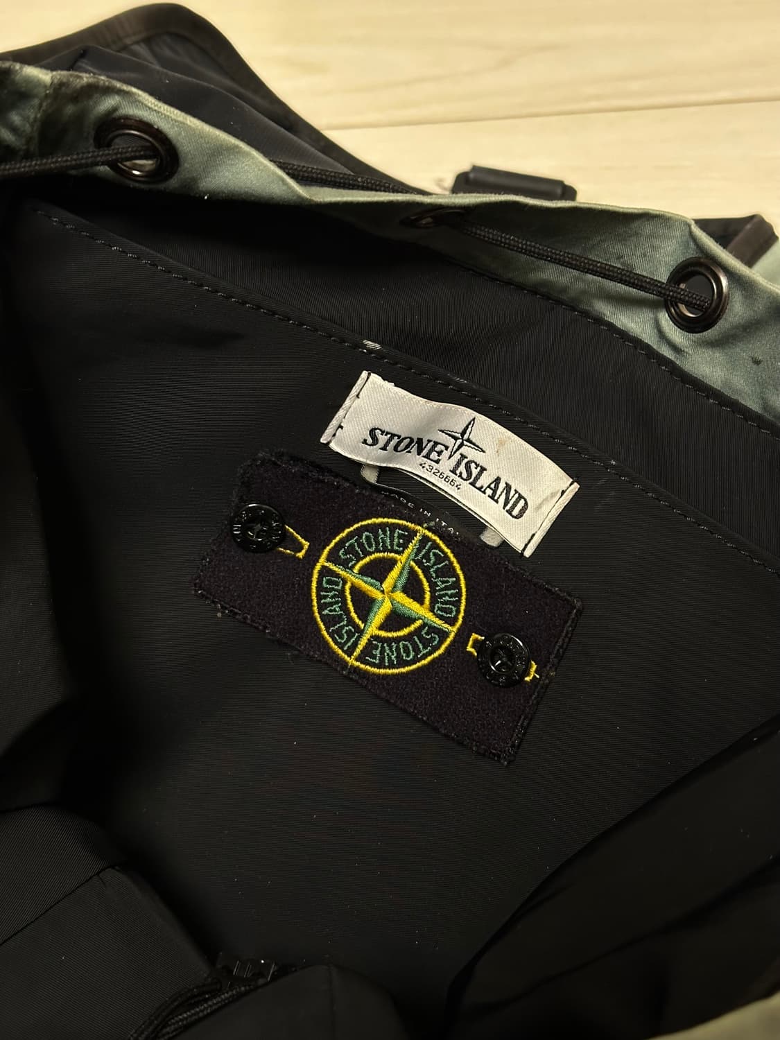 스톤아일랜드 와펜 리플렉티브 백팩 os 블랙 상품이미지2