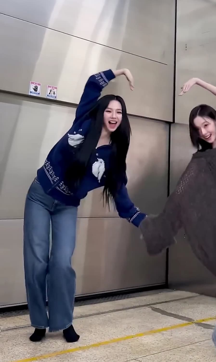 드파운드 헤비 자카드 니트 집업 코위찬 (카리나 착용) 상품이미지1