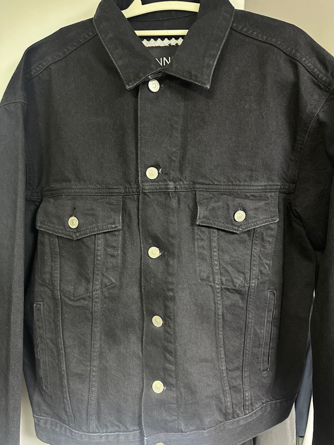 준느 J43 스트럭쳐드 데님 트러커 자켓 블랙 상품이미지2