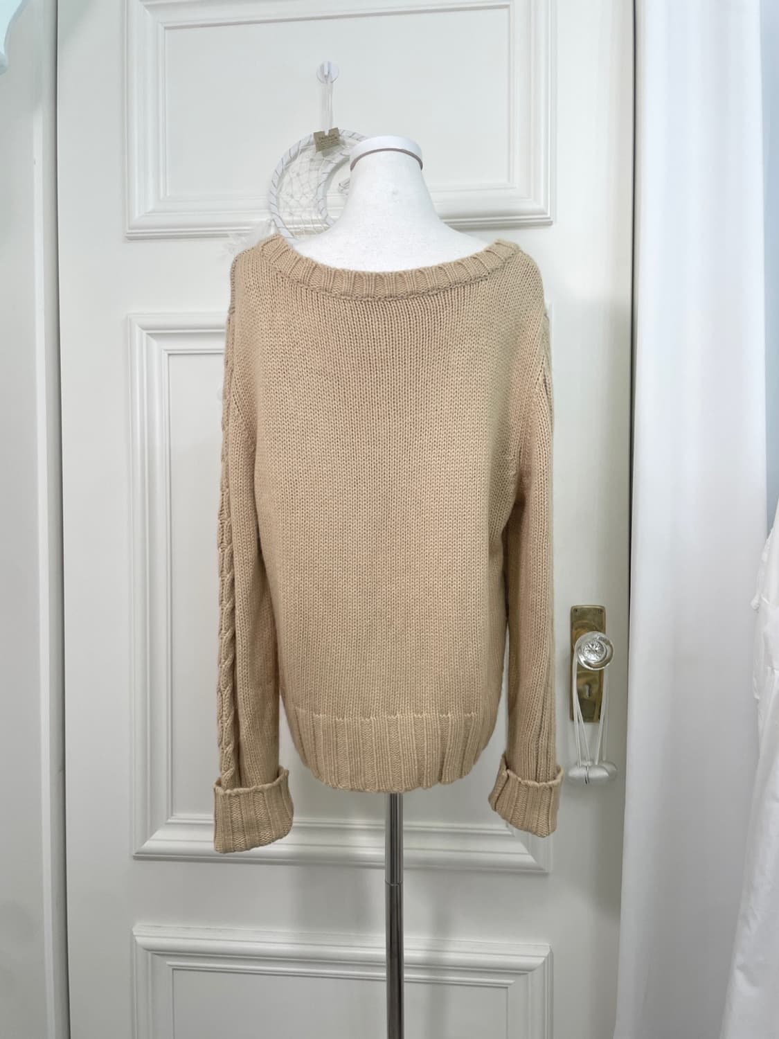 beige fur point twist off-shoulder sweat 상품이미지3