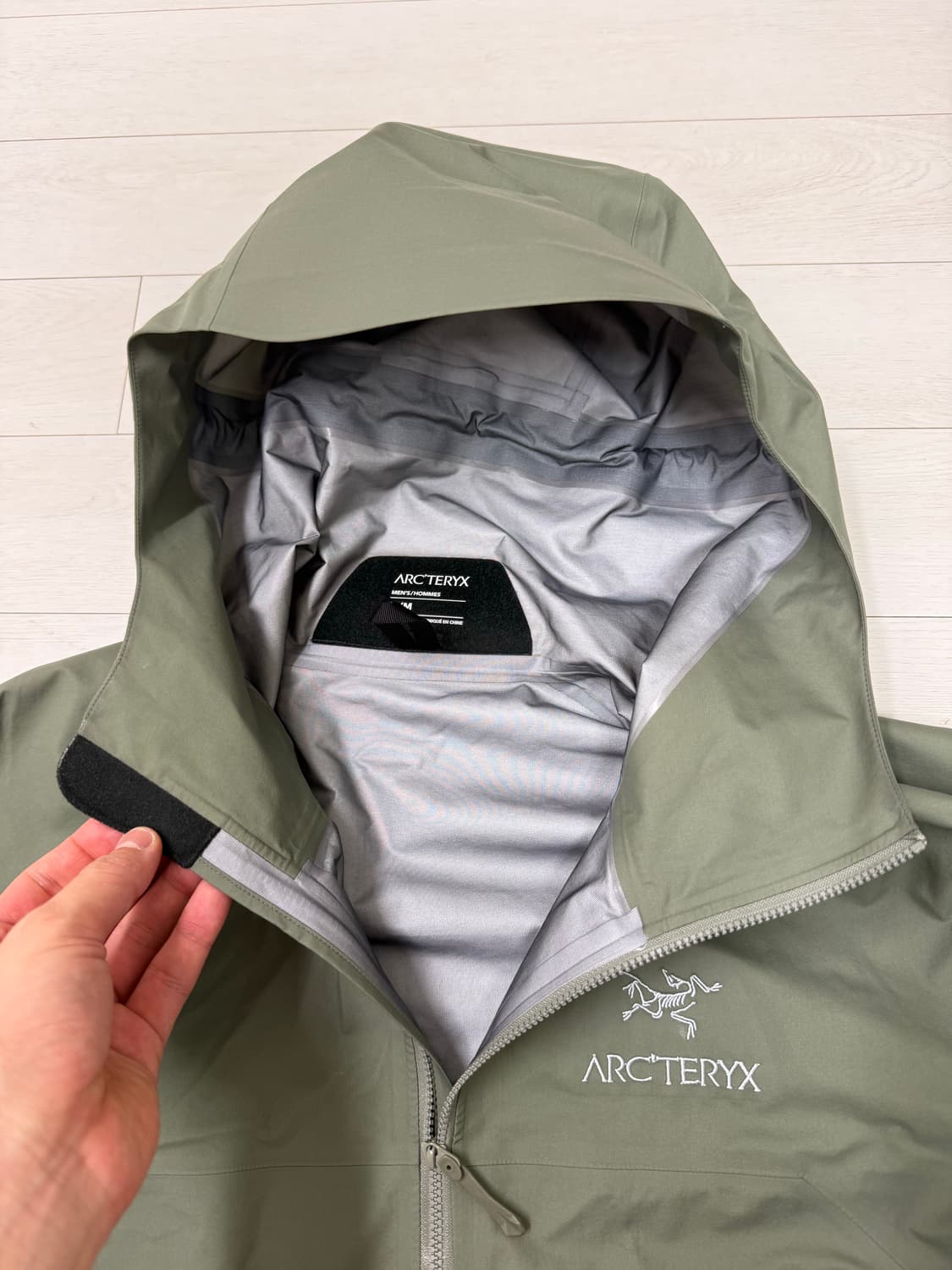 아크테릭스 베타 자켓 M사이즈 판매합니다. 색상은 카키색이고, 전체적으로 상품이미지5