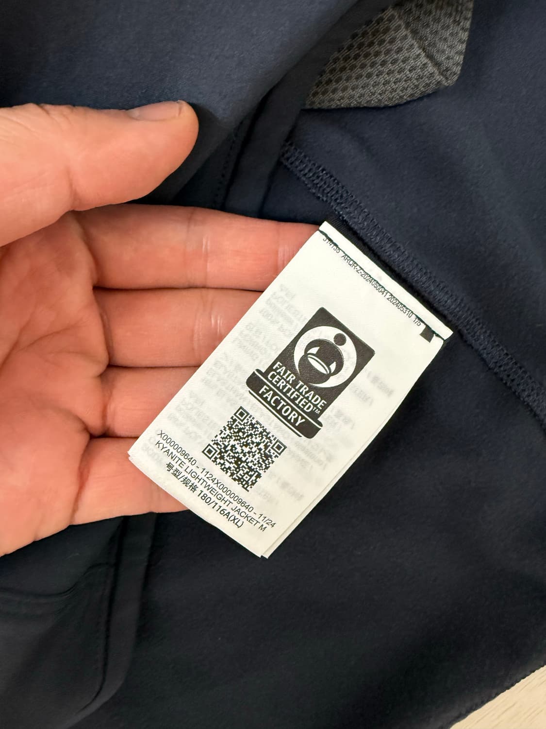 아크테릭스 카이어나이트 라이트웨이트 자켓 블랙사파이어 색상입니다. XL  상품이미지6