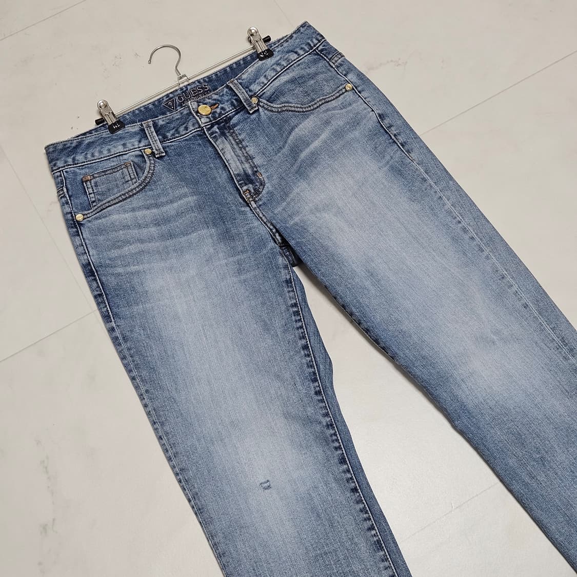 32 게스 금장 연청 디스진 데님팬츠 상품이미지2