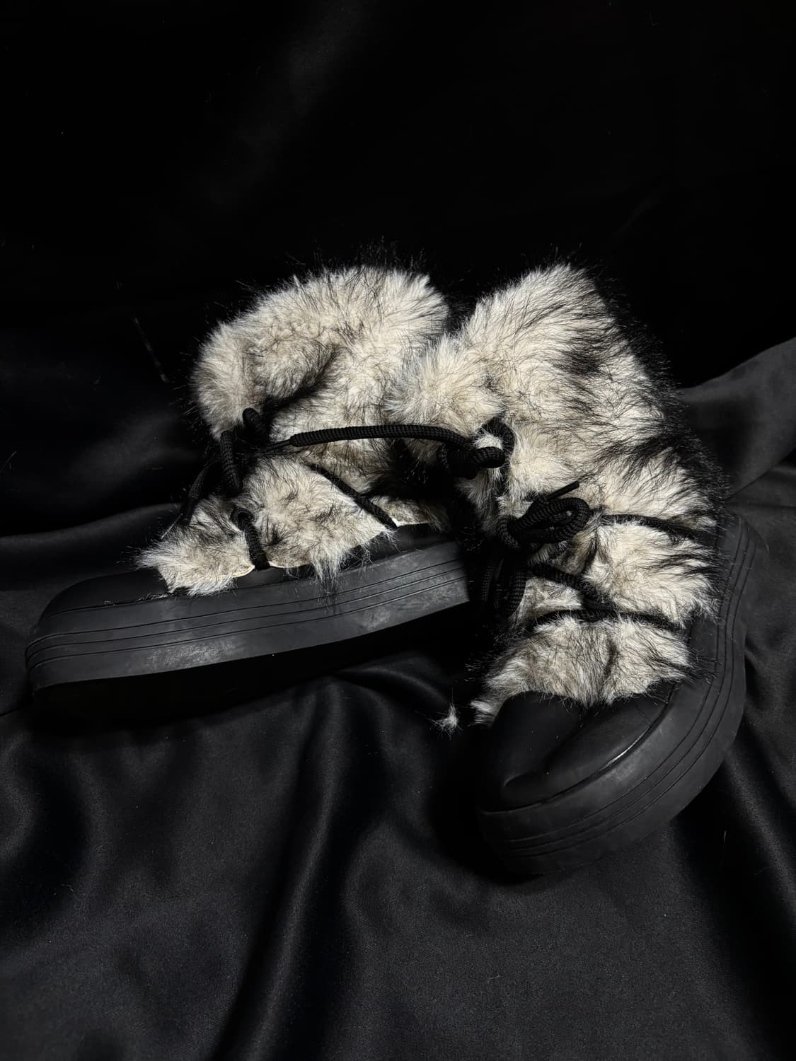 “Unknown” white Fur Detail Boots 상품이미지5