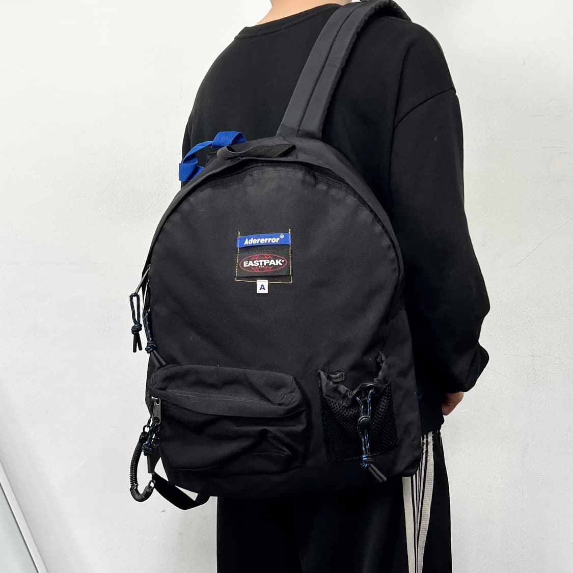 아더에러 x 이스트백 패디드 백팩 블랙 상품이미지4