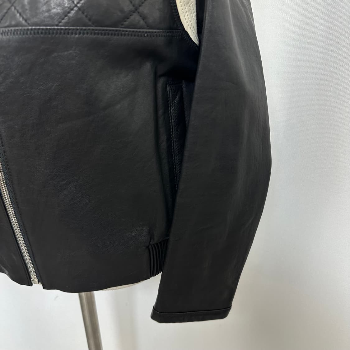   산드로 여자 양가죽100% 가죽집업자켓 검정 98 (44) 상품이미지10