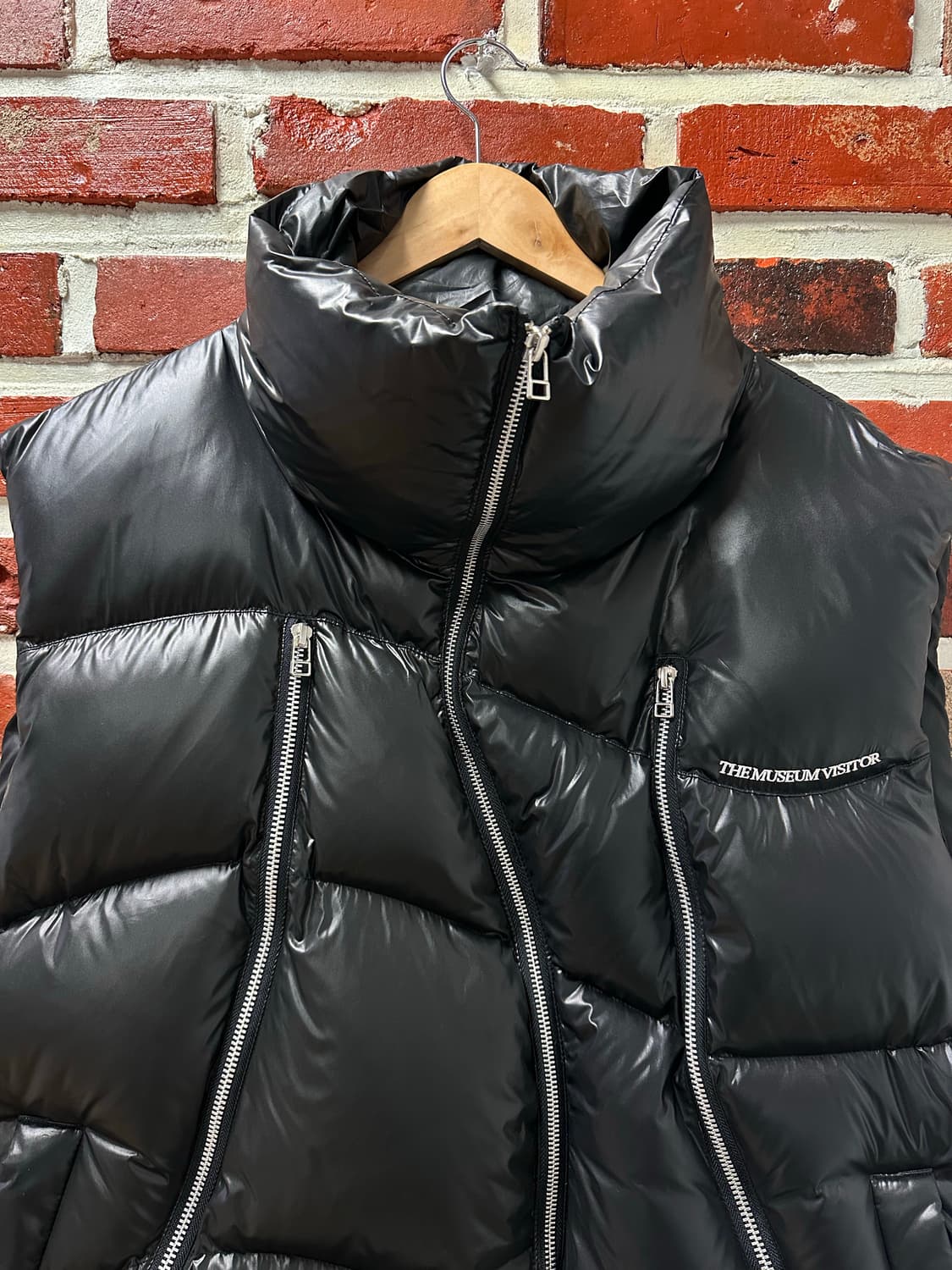 (L) 더뮤지엄비지터 커브트 지퍼 글로시 다운 베스트 상품이미지4